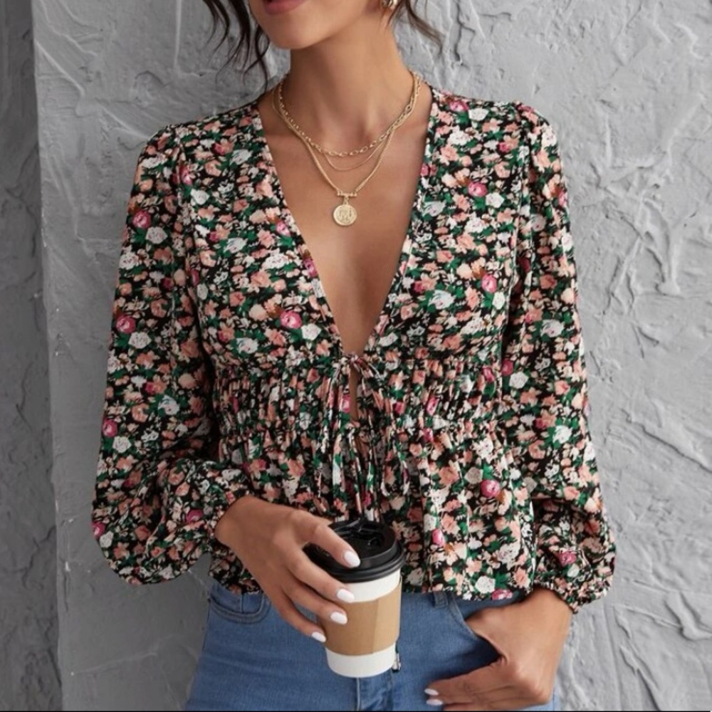 COPY - Floral v neck crop Top - Picture 5 of 5